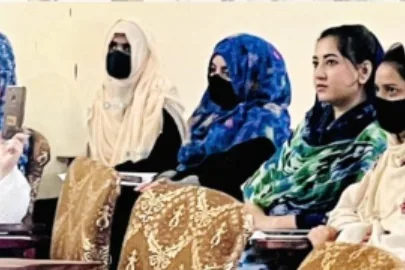 Female students in a Community Midwifery class